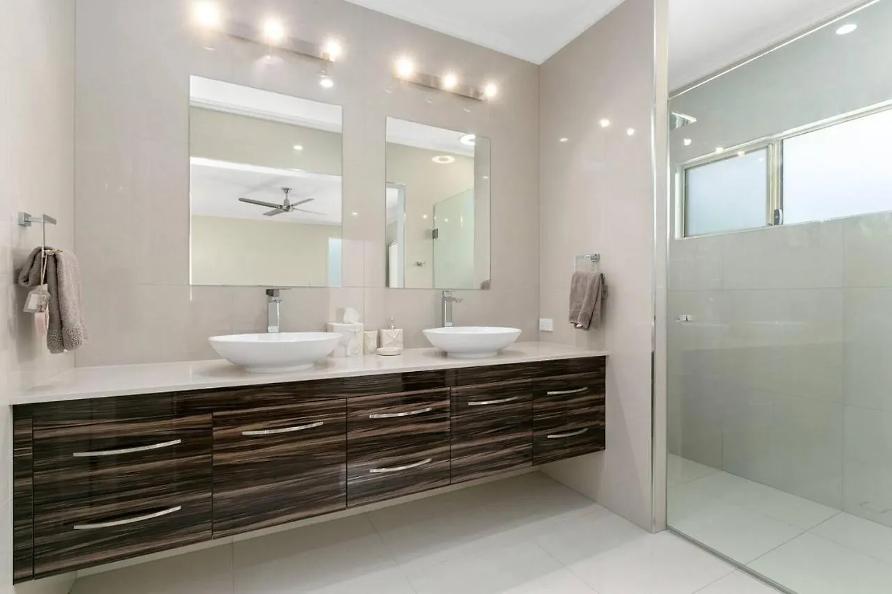 Harbour Drive Luxury In Bluewater Estate Villa Yorkeys Knob Australia